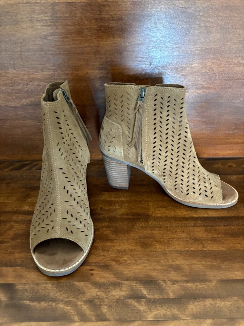 TOMS Majorca Tan Suede Perforated Peep Toe Block Heel Ankle Boots Boho Chic 7.5